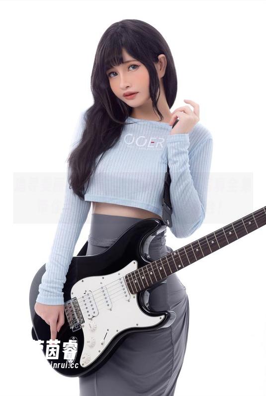 追寻美丽的足迹，Arty亚缇户外写真全集带你领略风景与摄影的完美结合！