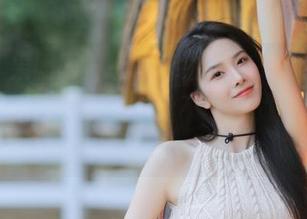 GIRLT果团网 – 在图库中游走，萌神妹妹的比基尼写真带来一丝不一样的清新与性感！