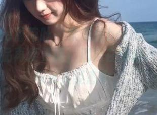 MintYe薄荷叶 – 佘贝拉bella黑色系列写真作品再度更新，沉浸在她的冷艳气质与迷人姿态中。