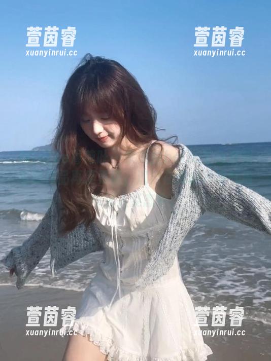 MintYe薄荷叶 - 佘贝拉bella黑色系列写真作品再度更新，沉浸在她的冷艳气质与迷人姿态中。