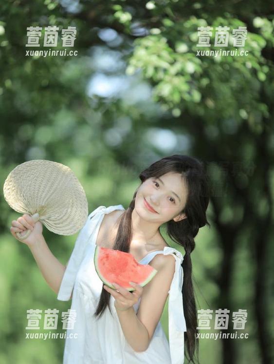 一起来欣赏！Rioko凉凉子的高清写真分享，尽享透明与色彩的绝妙碰撞！