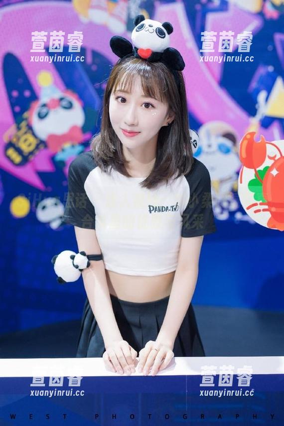 SiHua思话 - 迷人视线：苏小柔眼镜写真合集里的优雅与风采
