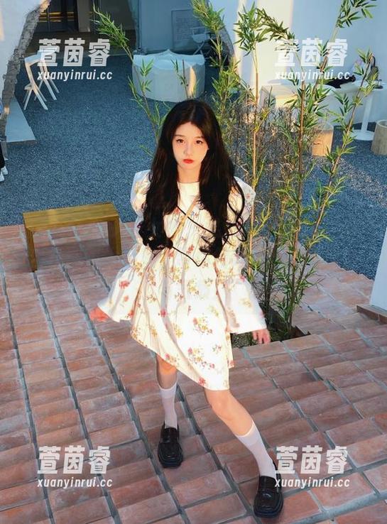TouTiao头条女神 - 果儿Victoria最新白丝图包大合集，带你领略她独特的风格与气质！