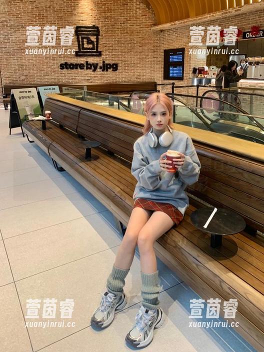 TouTiao头条女神-苏子淇 TouTiao头条女神 - 高清苏子淇黑色写真集:极简风格中的无限精彩