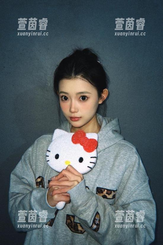 UGirls尤果网 - 倪叶腾的海边图集更新：带你看如何用沙子打造海上笑话合集！
