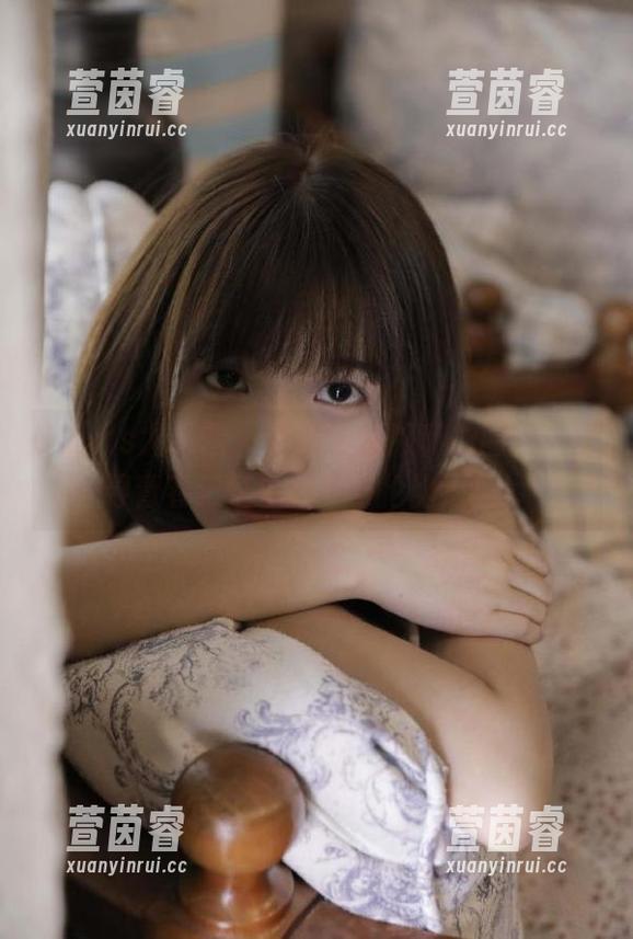 UGirls尤果网 - 李思宁制服私拍图包，探寻青春记忆中的无与伦比之美！