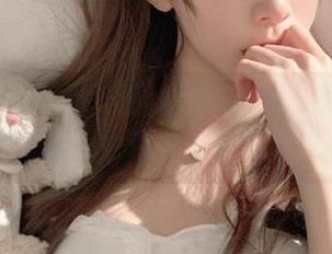 UGirls尤果网 – 透过双人写真，发现黛熙儿与朋友的真挚互动与自然美