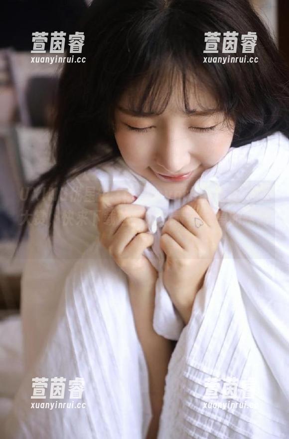 UXING优星馆 - 紫潆cynthia校服美图大赏，快来下载这些充满青春气息的瞬间吧
