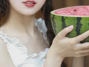 畅游Uhye(이유혜)短裙的视觉盛宴：详细原图和多款套图，尽情欣赏