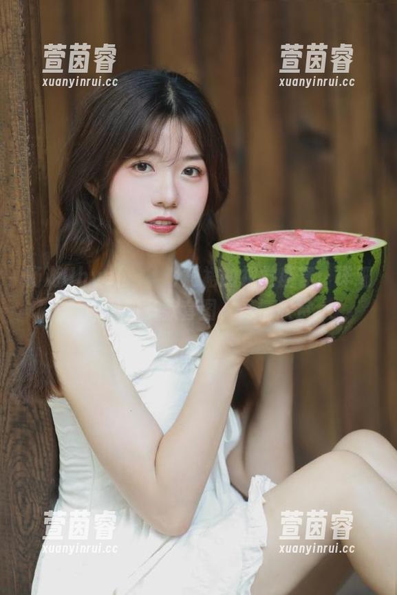 畅游Uhye(이유혜)短裙的视觉盛宴：详细原图和多款套图，尽情欣赏