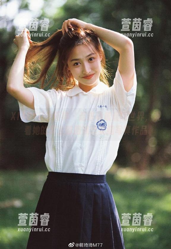 XIAOYU语画界 - 走进杨晨晨的世界，观看她的职业制服黑丝美腿写真作品