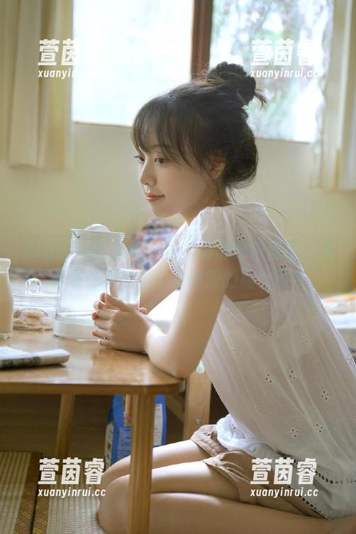 XIAOYU语画界-杨晨晨 XIAOYU语画界 - 登机前的时尚盛宴,在线观看杨晨晨空乘制服的晶莹图片