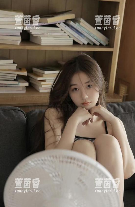 Xiuren秀人网 - 探秘UU阿文的办公室：职场美女的福利图集新体验