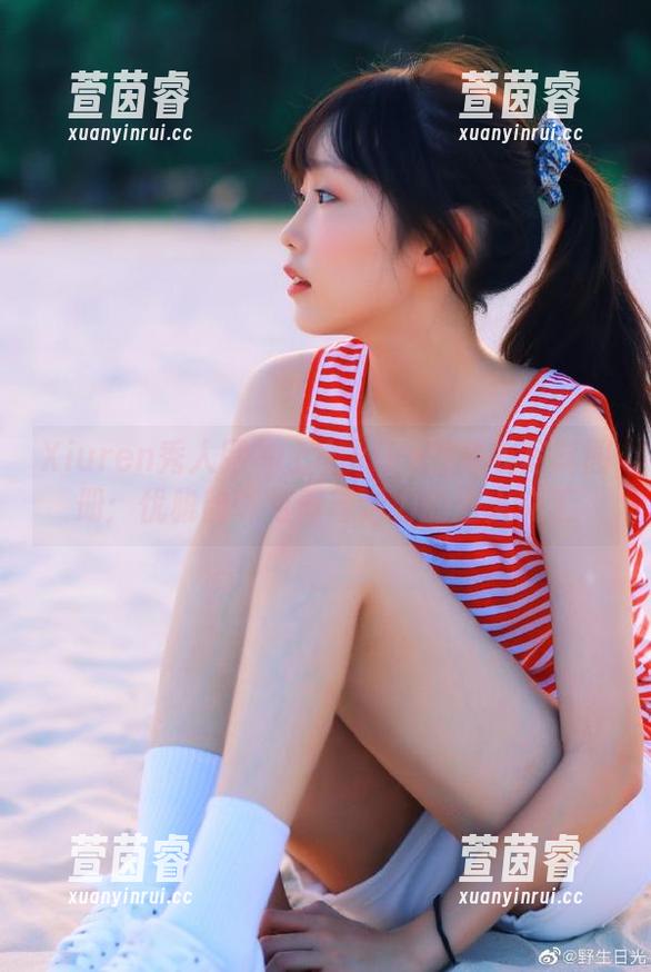 Xiuren秀人网-七七kiko Xiuren秀人网 - 七七kiko连体衣写真图册:优雅韵味与青春活力的迷人交汇