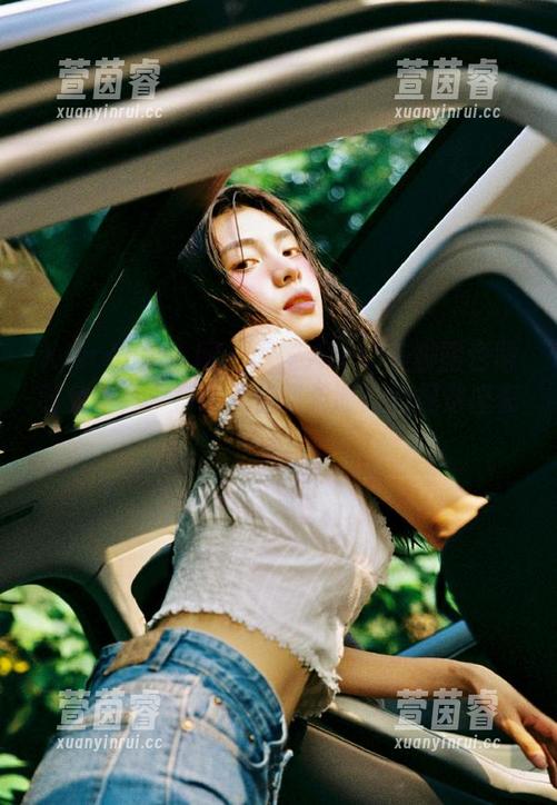 Xiuren秀人网-双笙Alina Xiuren秀人网 - 双笙Alina美脚图包限时免费,带你踏入优雅与时尚的视觉盛宴!
