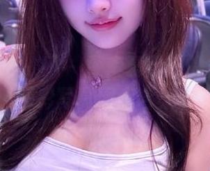 Xiuren秀人网 – 探索夏馨瑶的白裙魅力：精彩写真网盘合集下载