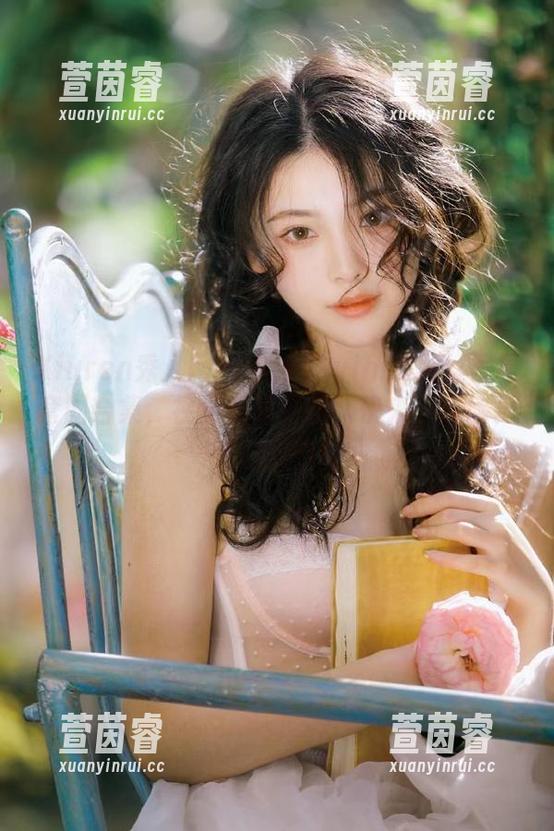 Xiuren秀人网 - 小泡芙winna黑丝写真套图合集，视觉盛宴开启，快来一起感受这份美好！