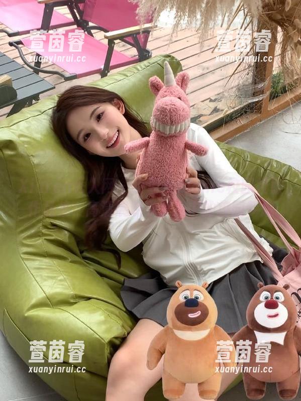 Xiuren秀人网 - 小薯条nienie校园校服作品集，高清展现少女心中的校园梦想