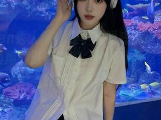 Xiuren秀人网 – 是小逗逗短裤原图分享：解锁她的时尚密码，快来欣赏这绝美的全集作品吧。