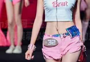 Xiuren秀人网 – 在是小逗逗的天台上：高清写真集带你探索最真实的她！