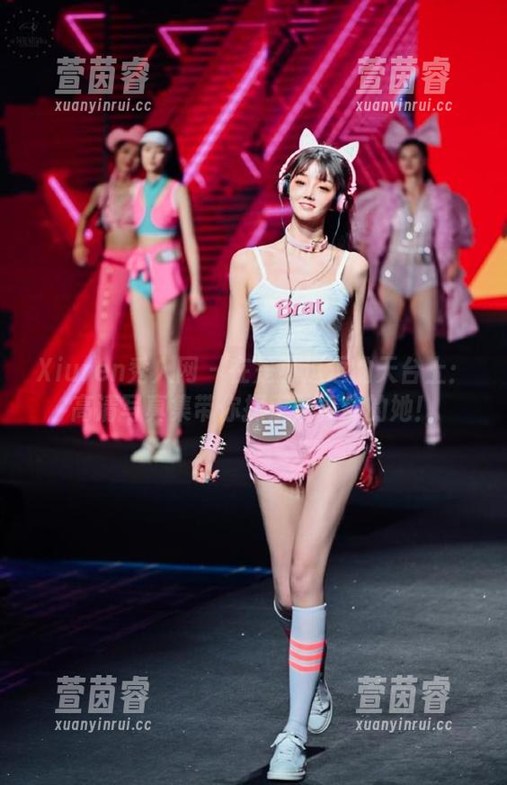 Xiuren秀人网-是小逗逗 Xiuren秀人网 - 在是小逗逗的天台上:高清写真集带你探索最真实的她!