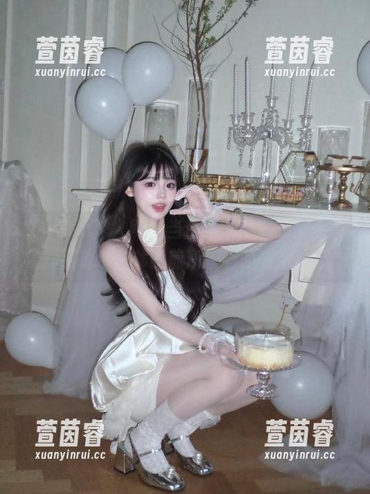 Xiuren秀人网 - 当白露小猪遇上网袜，最新图库带你体验前所未有的美感冲击！