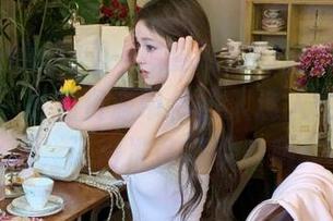 Xiuren秀人网 – 想要制服的魅力吗？“陈伊人”私拍资源带你进入迷人的时光隧道，记得准备好纸巾哦！