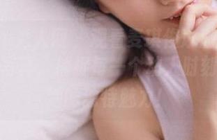 Xiuren秀人网 – 观看麦琪绫冰激淋的精美套装写真，捕捉每一个动人时刻，感受她的独特魅力！