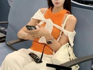 YouMi尤蜜荟 – 体验小海臀Rena女仆风格的写真集，快来下载获取更多惊喜吧！