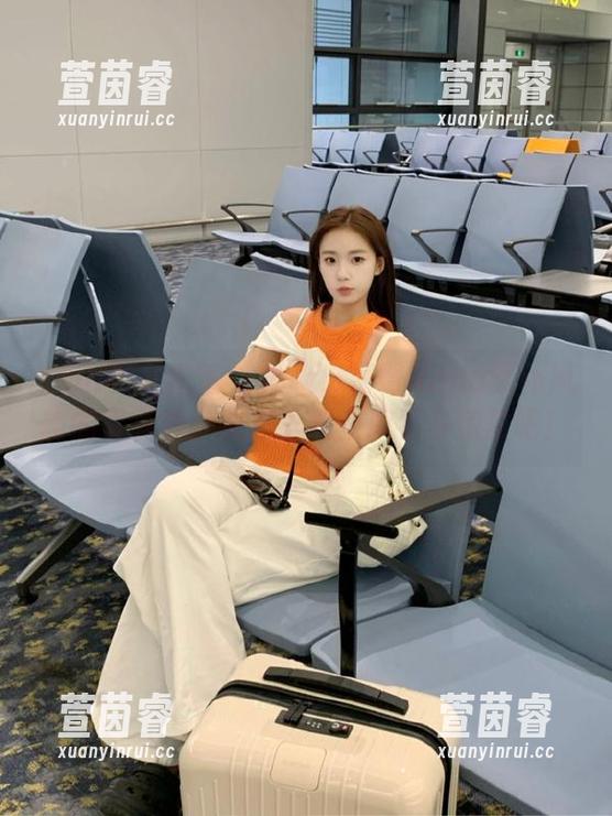 YouMi尤蜜荟 - 体验小海臀Rena女仆风格的写真集，快来下载获取更多惊喜吧！