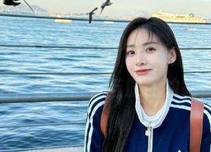 YouMi尤蜜荟 – 观看“小海臀Rena”的粉色作品，领略青春与时尚的完美结合！