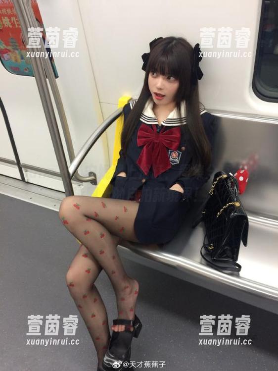 pans-安妮 pans - 当安妮遇上浴缸:图集分享,游泳圈上的自拍新境界!