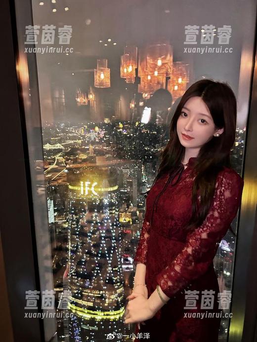 一小央泽的白衬衫cos：高清镜头下的青春与活力绽放