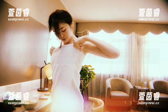 超现实主义：一米八的大梨子居家cos写真展现自我风格