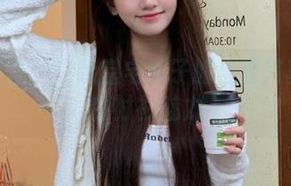 完美结合：二阶堂宅绘子的全套写真揭秘白衬衫魅力
