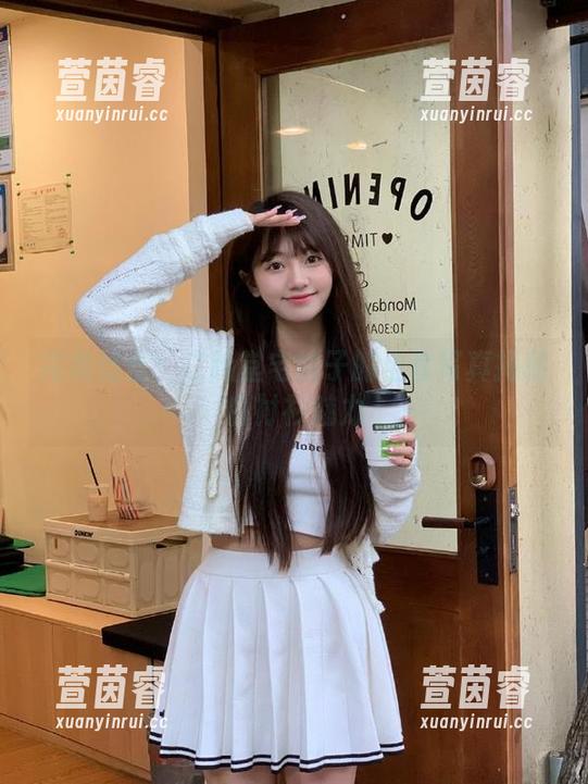 完美结合：二阶堂宅绘子的全套写真揭秘白衬衫魅力