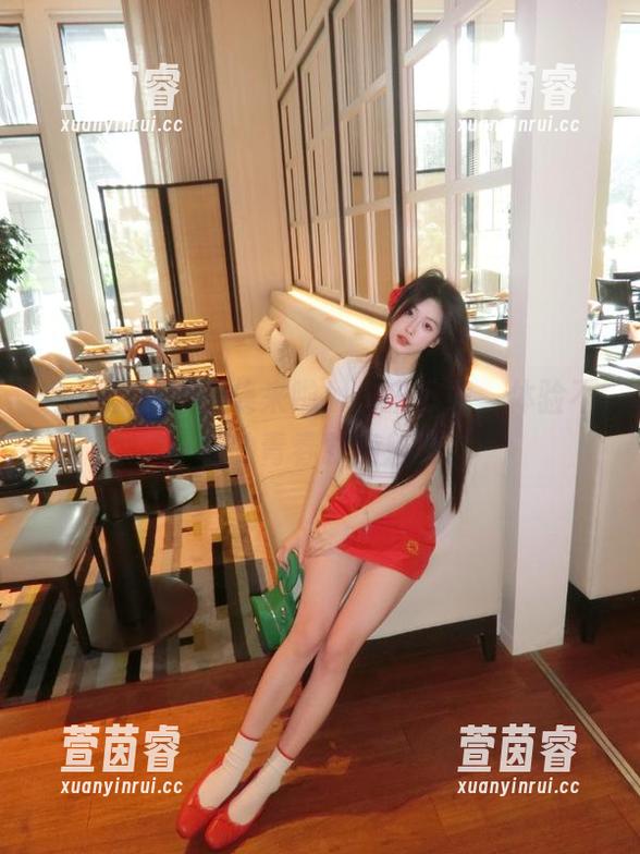 今汐水手服图集来啦！快来下载，体验不一样的青春时尚魅力！