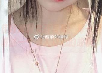 高清佳佳好难啊女孩写真：每一张套图都讲述一个令人动心的故事！