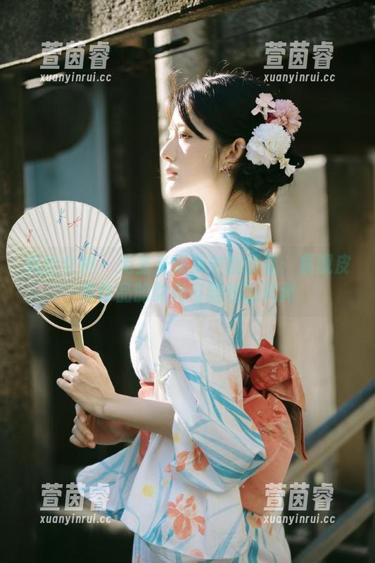 克拉女神-僮僮 克拉女神 - 无圣光摄影中的僮僮:展现皮衣作品的时尚与酷炫新风尚