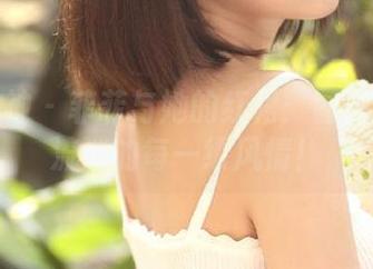 克拉女神 – 菲菲与她的红裙：图库写真中流淌的每一缕风情！