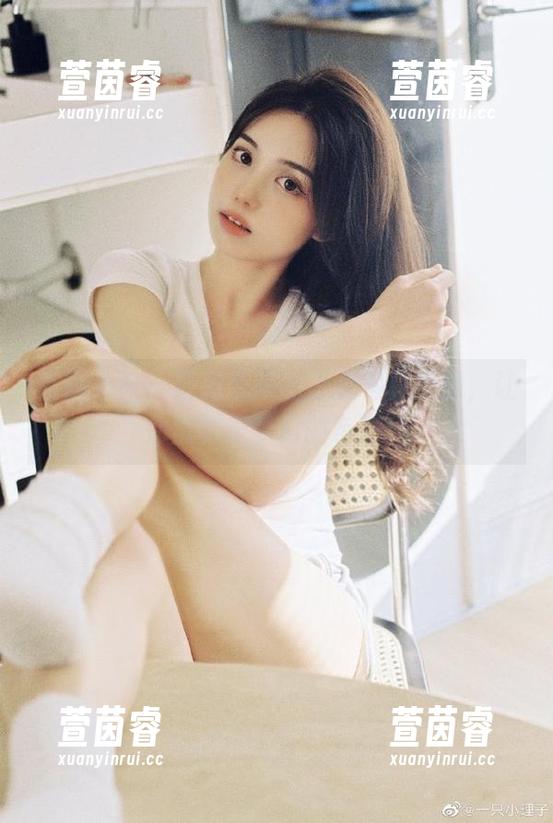 克拉女神-薇薇 克拉女神 - 薇薇带来的蕾丝写真原图,让你沉醉于梦幻的色彩!