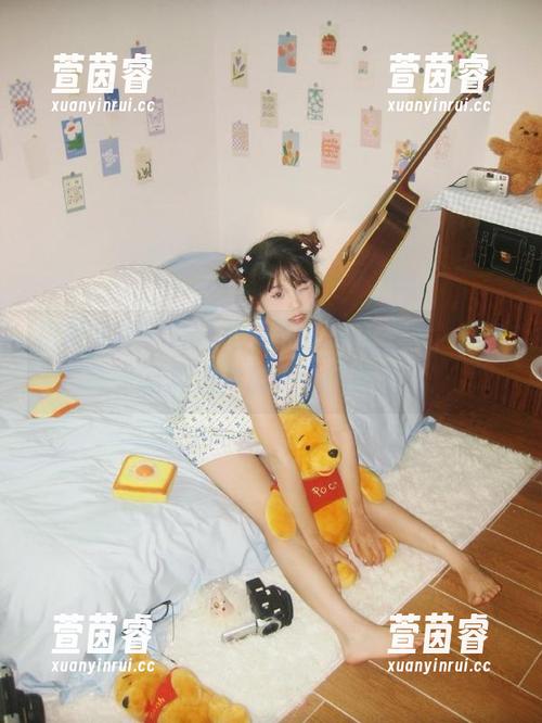 初夏女神-环环 初夏女神 - 环环与梦幻礼服的邂逅,细腻写真图片展示她的魅力