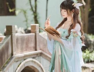 捕捉光影：叉子宝宝碧蓝光辉图集分享，感受视觉之美