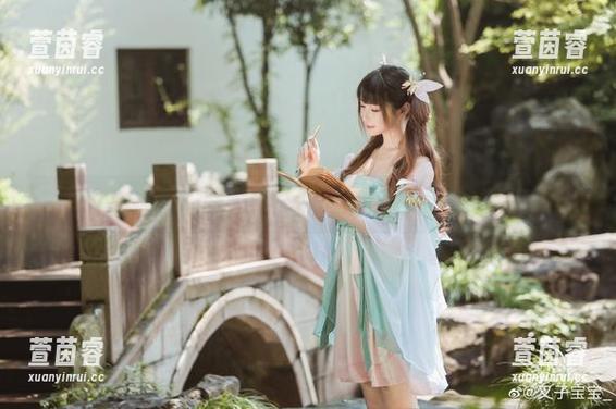 捕捉光影：叉子宝宝碧蓝光辉图集分享，感受视觉之美