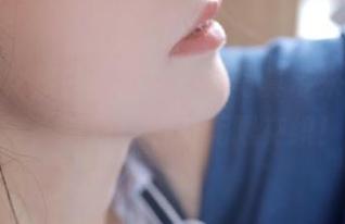 可爱熊女孩白丝图集，喵写真带来视觉盛宴，清新与萌动无限交织！