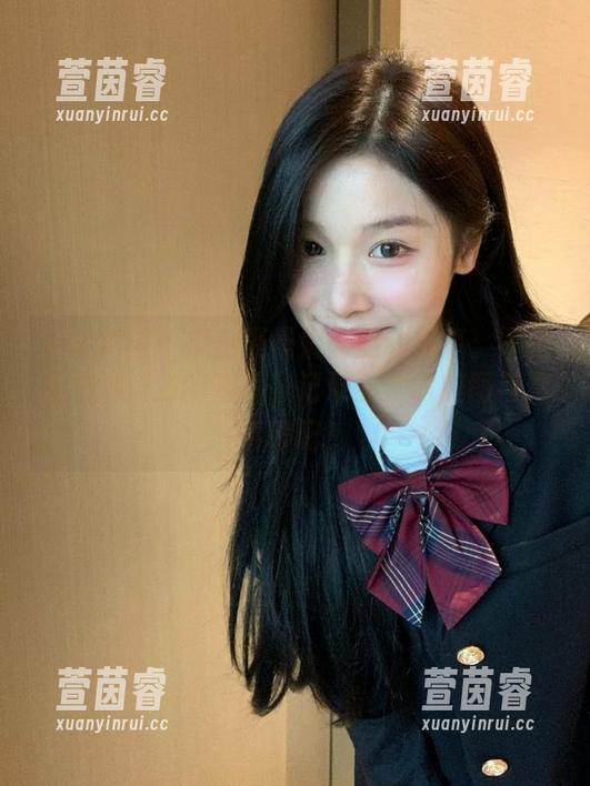 头条女神 - 探索杨曼妮的运动写真：一张张充满活力的照片，记录着她的美图与青春印记！