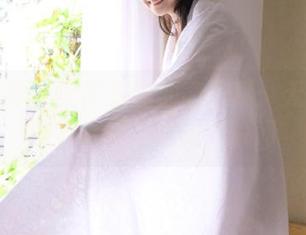 头条女神 – 梁芮溪的油亮写真：无圣光下的真实表达与灵动瞬间