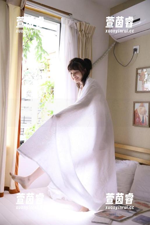 头条女神 - 梁芮溪的油亮写真：无圣光下的真实表达与灵动瞬间