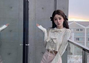 头条女神 – 草莓酱的蕾丝写真集：让你的笑声与美丽一同绽放的趣味分享！