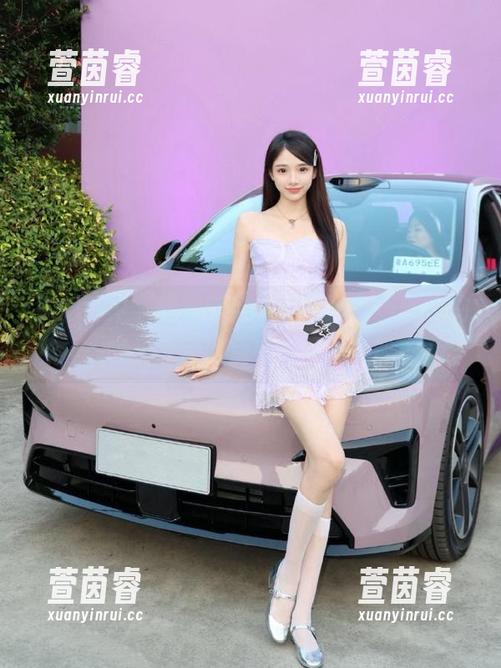 头条女神-蔡楠 头条女神 - 揭秘蔡楠的油亮写真更新,捕捉瞬间之美与情感的深度交融!